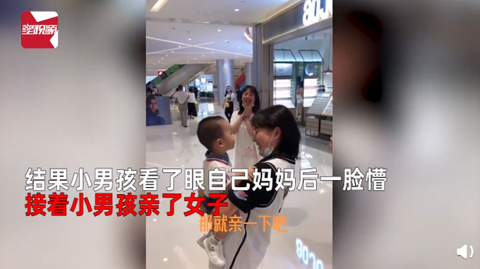 萌化了！萌娃商场认错妈抱着不松手，还当着亲妈的面亲了这位“妈妈”