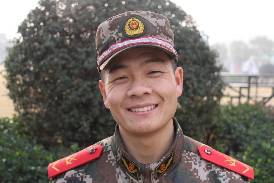 暴雨中外卖小哥接“超长跑腿订单”：深夜救出被困老人