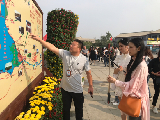 小长假第二天就被挤爆，东平水浒影视城开启人从众模式