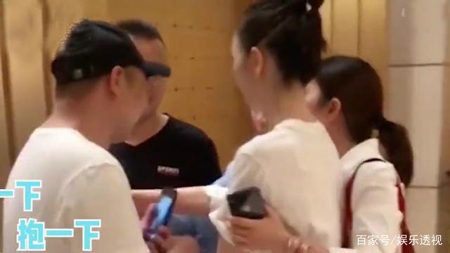 童瑶被男子围堵电梯口求抱|恶心!童瑶被男子围堵电梯口求抱，曾求婚迪丽热巴，疯狂表白刘亦菲