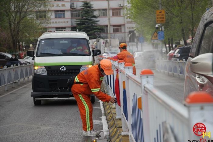 扮靓城市家具，提升城市品质，济南城管掀起爱国卫生运动热潮，干干净净喜迎五一