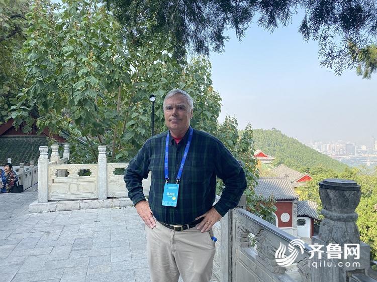 33年间，美国友人多次攀爬千佛山，看这次他有什么新发现