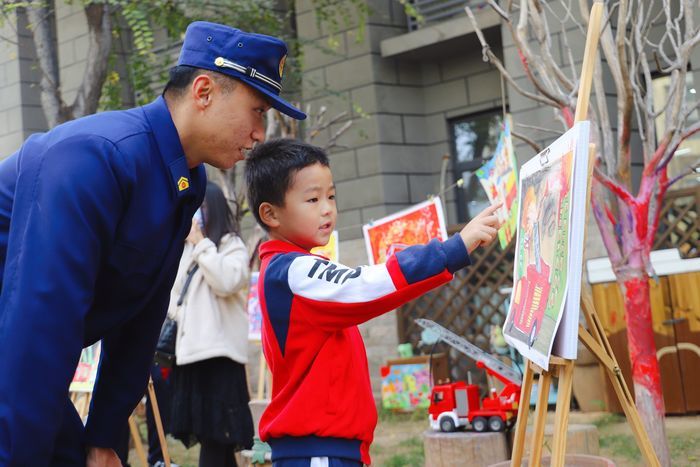 沉浸式体验消防员职业，历下区百合幼教集团这场运动会,有点不一样!