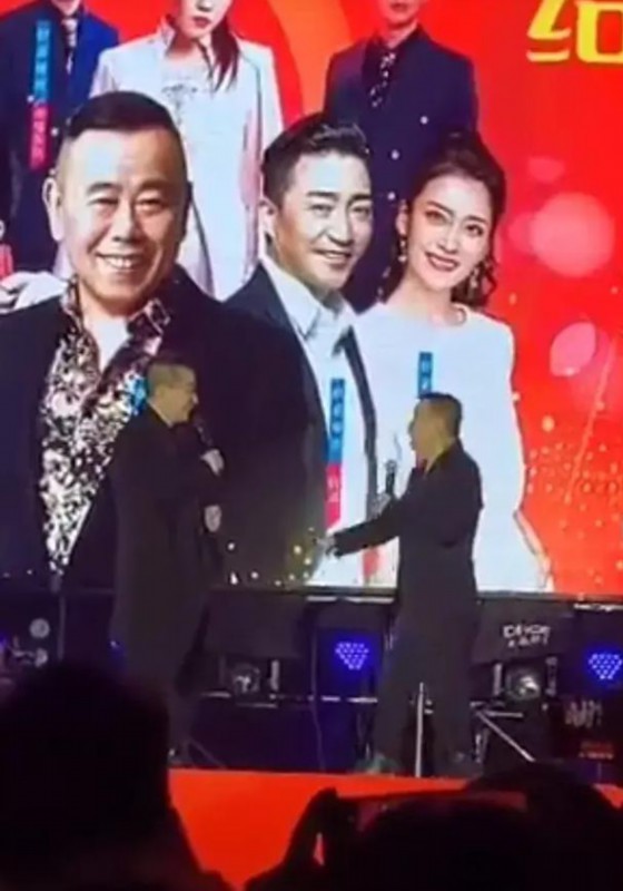 太热情了！观众为了看潘长江演出爬上树，具体是啥情况？