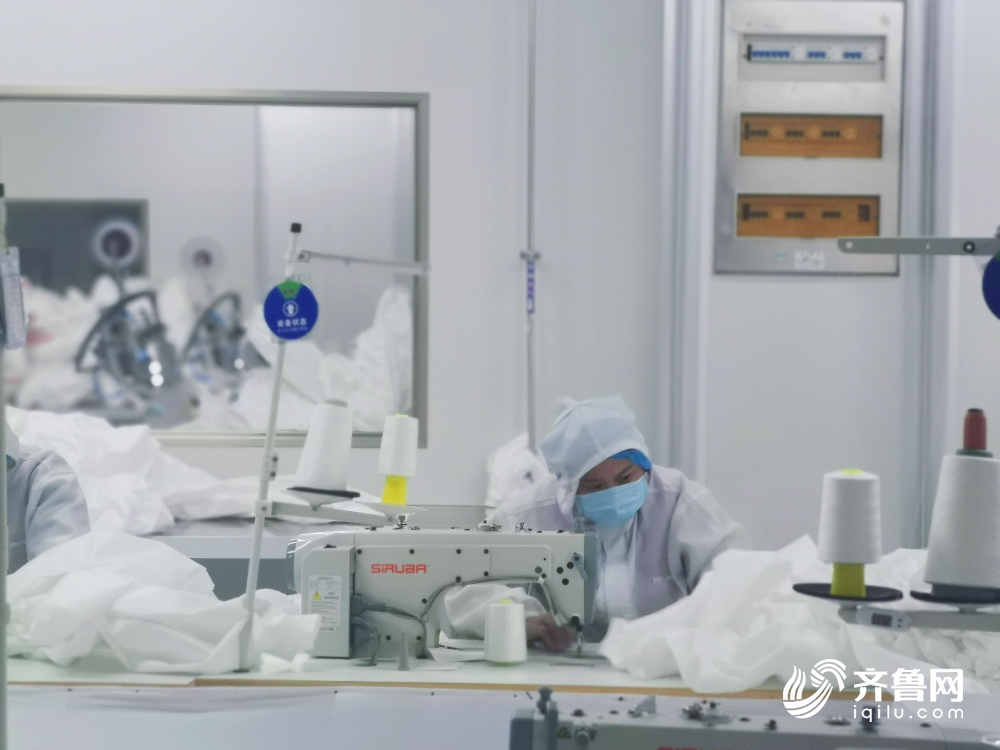 新闻特写｜“疫”线生产工人：医生护士守护生命，我们守护他们