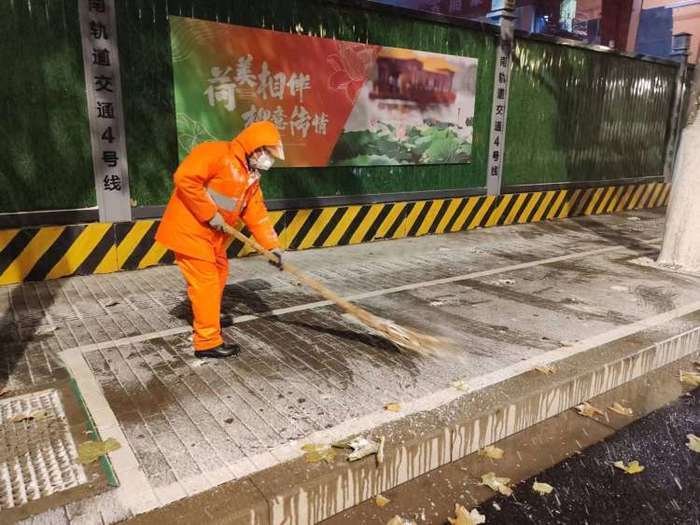 大雪漫天！3.5万清雪大军寒风中扫雪除冰忙