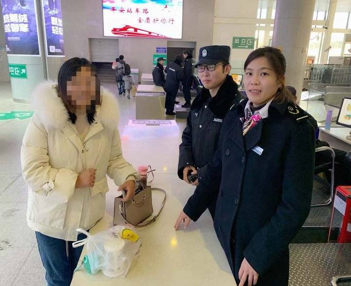 济南：粗心旅客不慎遗失挎包，包内有千元现金重要证件