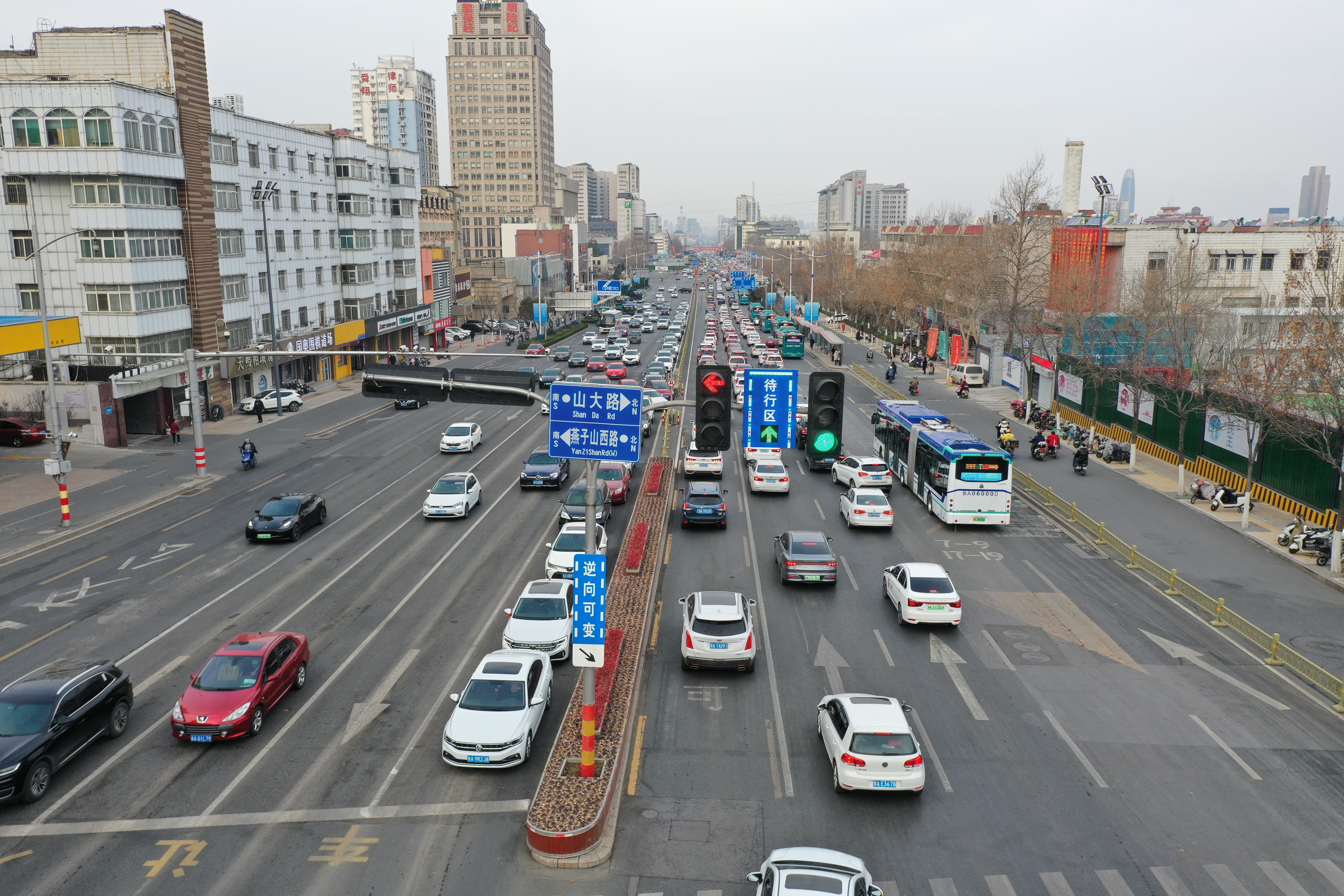 通行效率提升9.82% 济南经十路山大路路口增设直行待行区