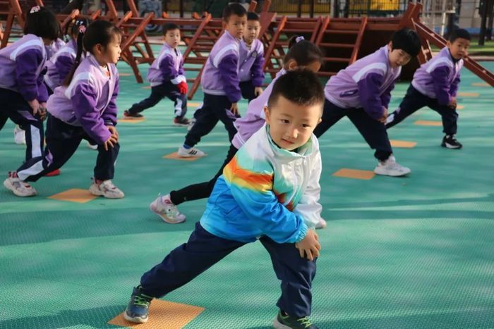 高新区东城逸家幼儿园拔河友谊赛开始啦