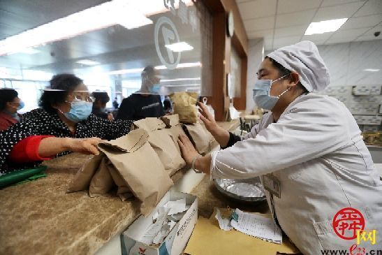 药剂师：能文能武 助人健康手有余香