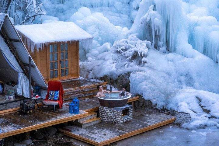 济南寒潮滚滚，南山冰瀑下的“铁锅炖”沐浴挺新奇