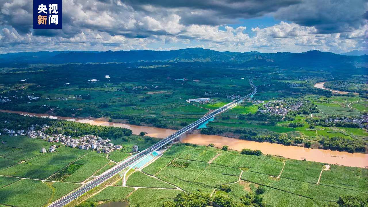 广西崇爱高速建成通车 助力中越边境口岸经贸往来