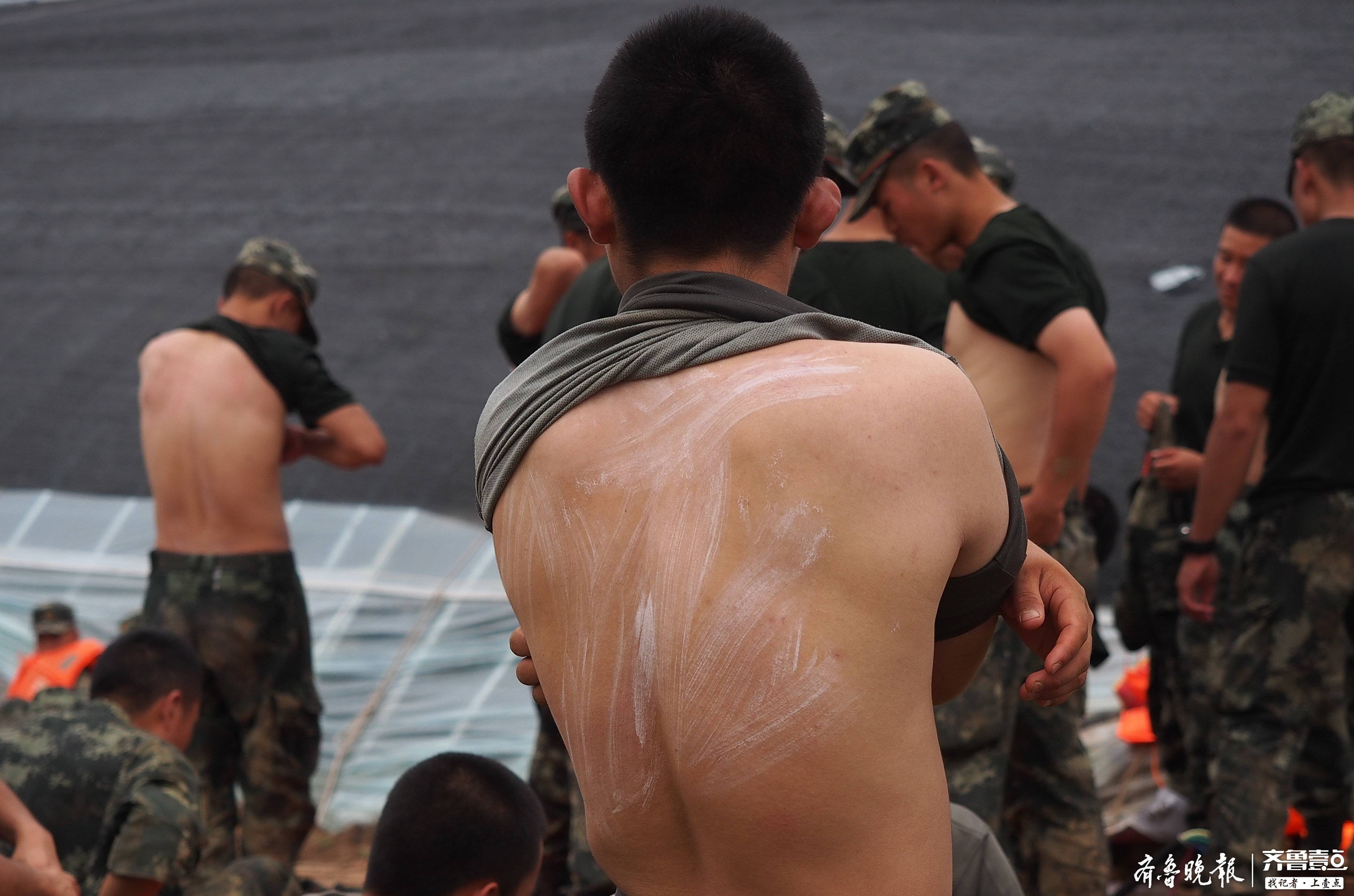 半天背一吨沙袋！寿光张僧河救援现场他们有最坚硬的脊梁！