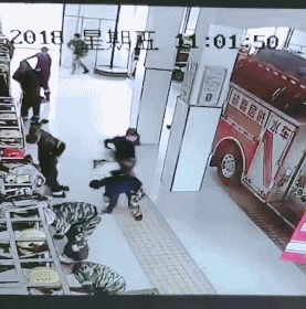 这些“狼狈”的身影真帅！消防员花式出警合集来了，笑着笑着就哭了