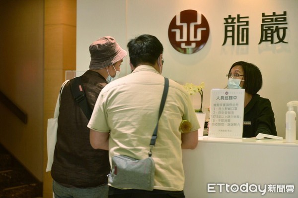 黄鸿升亲妹晒全家合影 黄鸿升生前主持节目取消下周录制安排