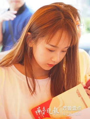 山东艺术学院迎新报到现场，学舞蹈的窈窕女孩，最小的16岁！