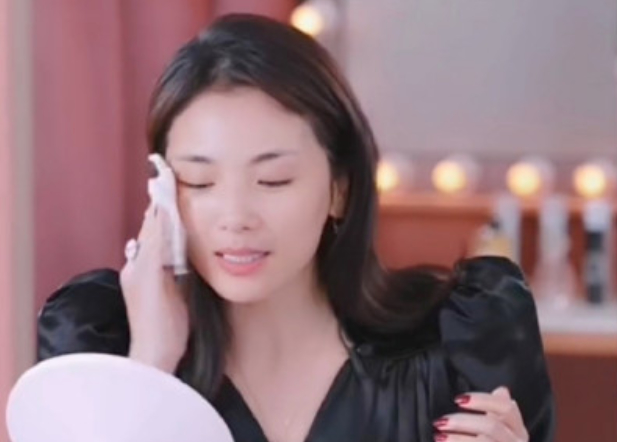 刘涛直播对镜“暴力式”卸妆 素颜白皙引赞叹