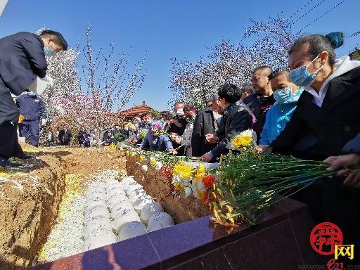 清明前夕济南30位逝者以生态花坛葬方式长眠山间