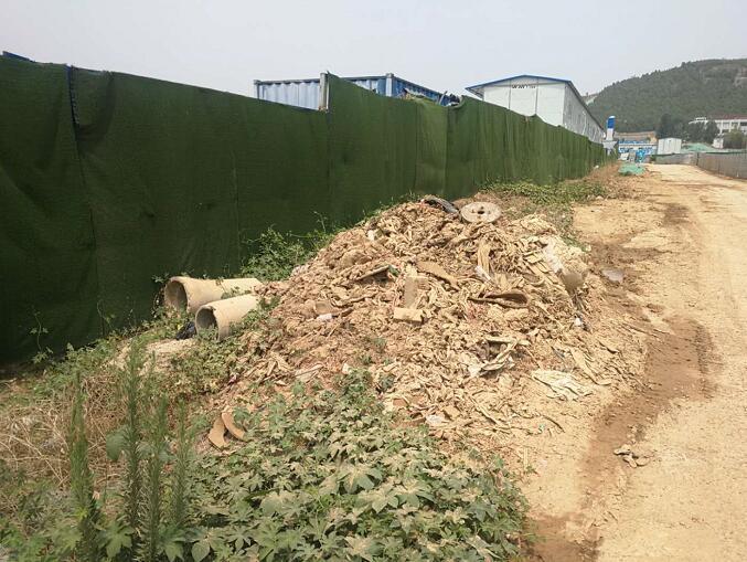 【啄木鸟在行动】高新区龙奥北路与凤凰路丁字路口东侧附近渣土覆盖不全