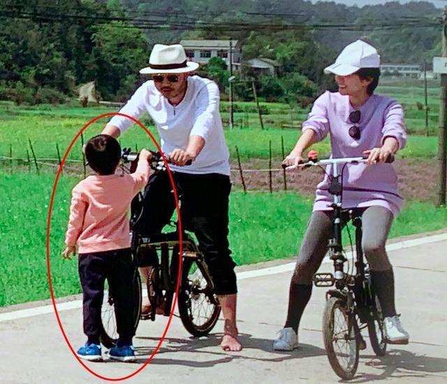 汪涵一家三口全家福曝光，4岁小沐沐身高亮了