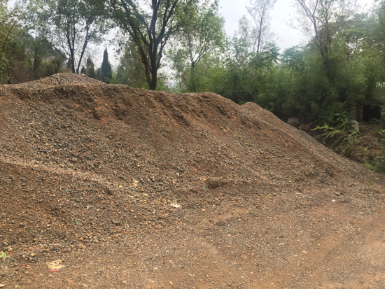 【啄木鸟在行动】经十路“临港南区”公交站南侧有渣土裸露