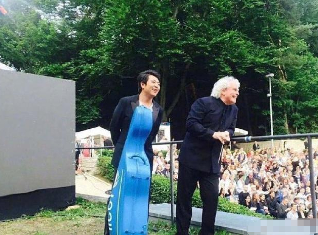 郎朗“穿”蓝色抹胸裙开音乐会？郎朗：谁把我的裙子图挖出来啦？