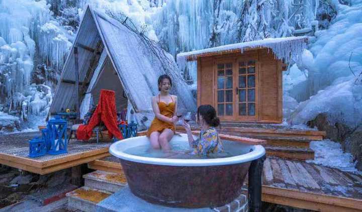 济南寒潮滚滚，南山冰瀑下的“铁锅炖”沐浴挺新奇