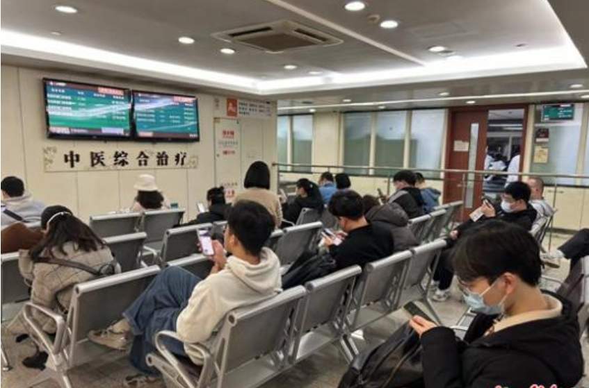 年纪轻轻爱上了推拿?当年轻人“组团”去中医推拿科