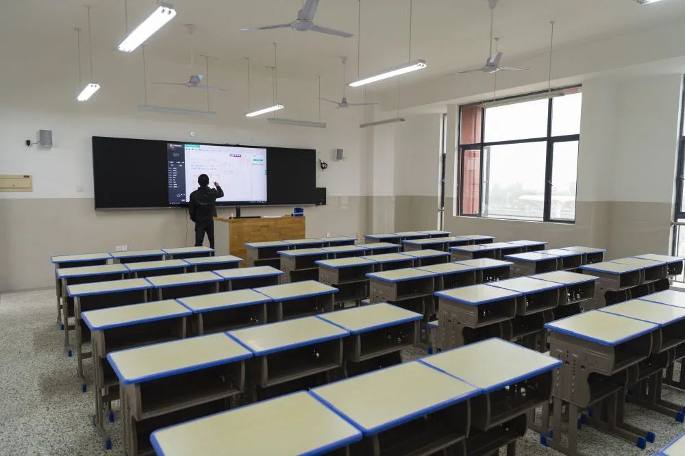 老师上网课，久违的学生们发来一串弹幕：“老师好！”