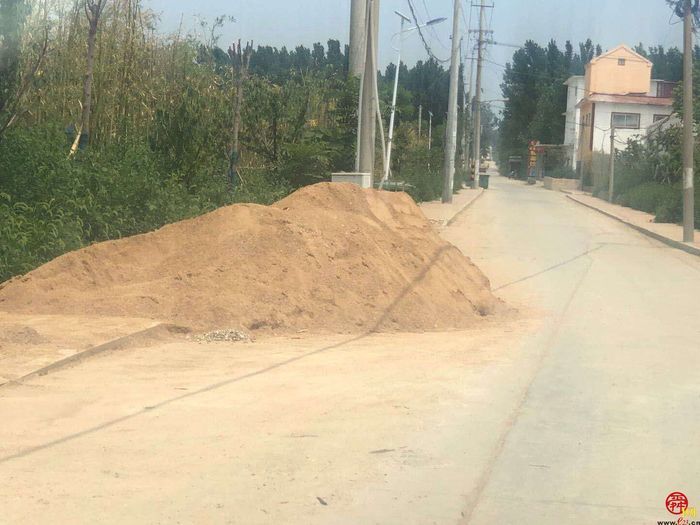 【啄木鸟在行动】长清区新五村道路旁渣土裸露堆放