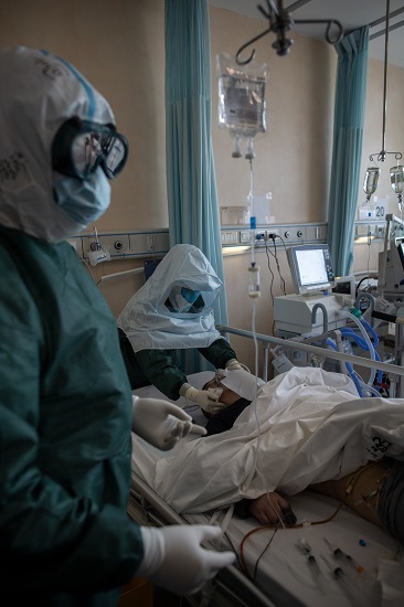 直击插管敢死队90秒：和患者口鼻相对，暴露高浓度病毒下