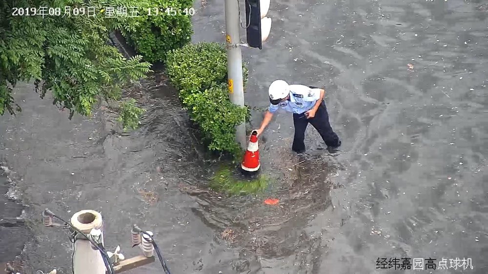 突迎局地强降雨 济南交警启动恶劣天气应急预案