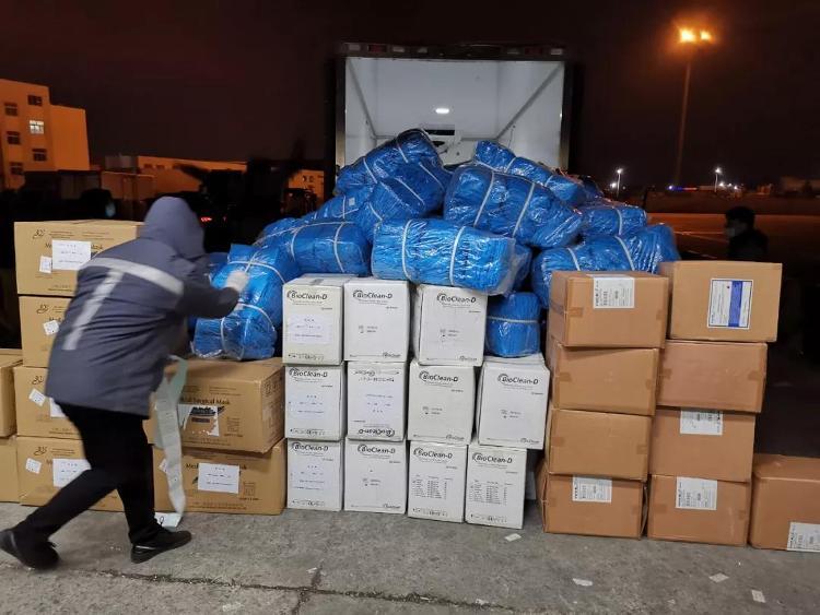 星夜兼程！山东航空再出动两架飞机向一线运输口罩、防护服等医疗物资