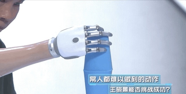 20多年的夫妻，他第一次拥抱了她……