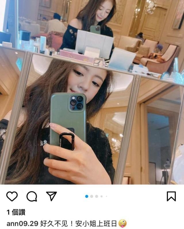 安以轩晒复工自拍 在一桌美食前俏皮拍照
