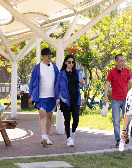 李湘王岳伦风波后合体现身|【吃瓜围观】李湘王岳伦风波后合体现身，夫妻全程牵手搂腰甜蜜爆表