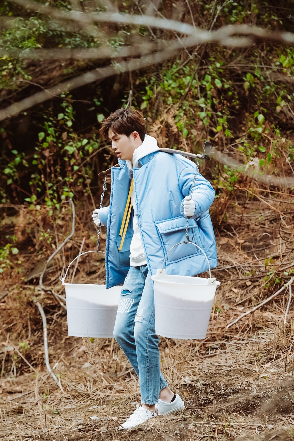 哈哈农夫变“挑夫” 王源贾乃亮挑百斤担走得踉跄