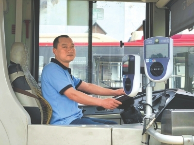 温暖！成都一公交司机用车灯照亮夜行母子前路