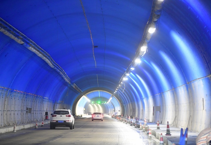 开元隧道拱顶开始大面积喷涂“泉之蓝”，济南将新添梦幻蓝隧道