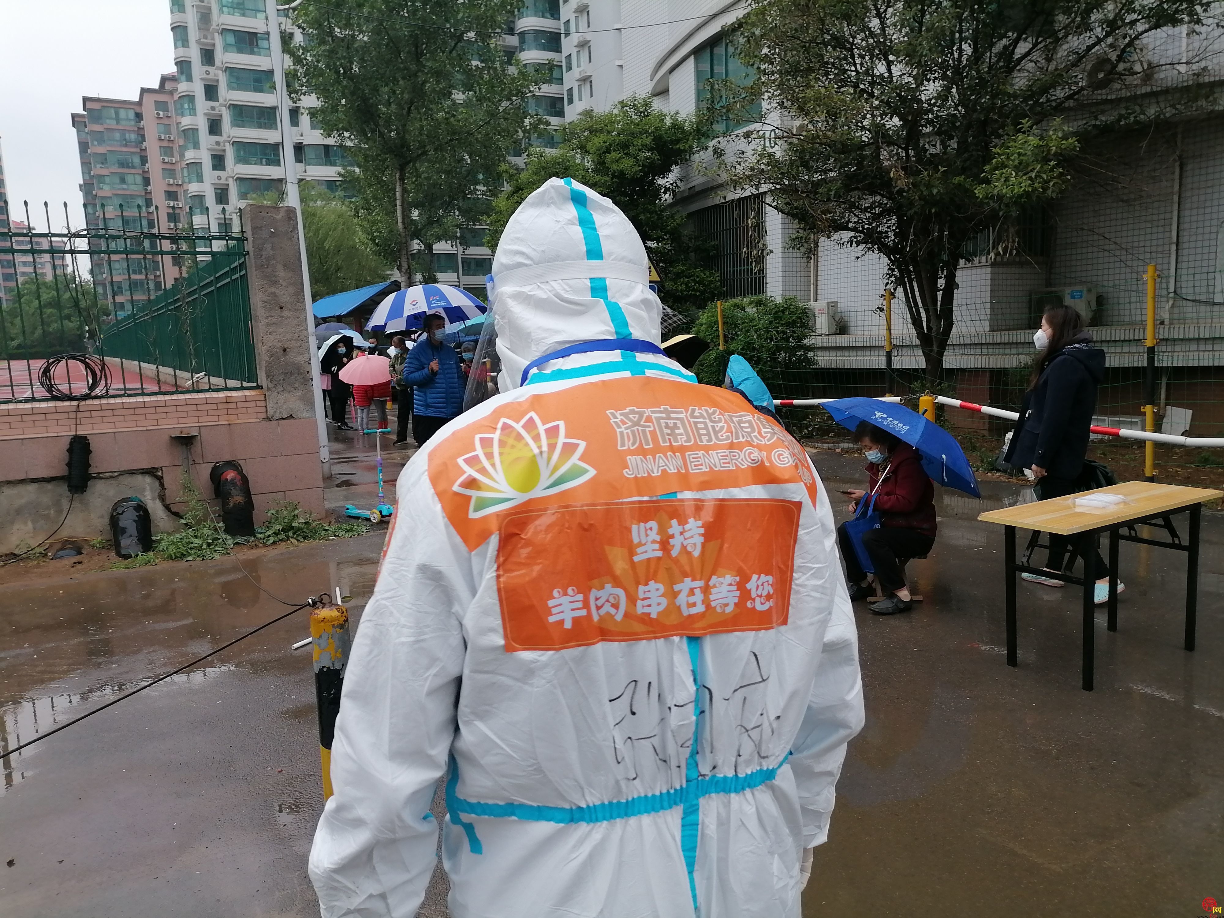 “羊肉串在等你”！济南大白“锅锅”的“段子手版”防护服