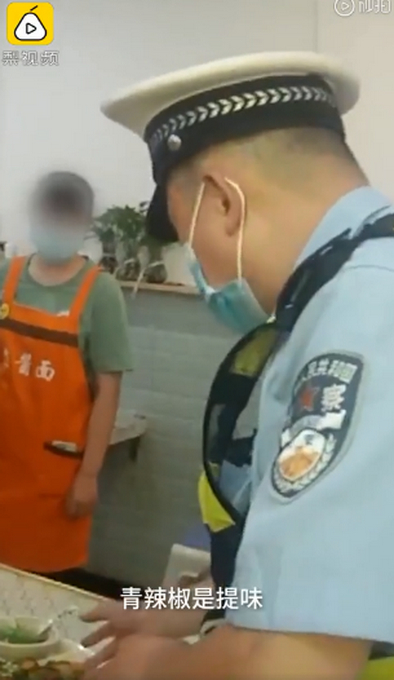 外地女子在重庆回锅肉里吃到青椒报警 吃不了辣椒为什么要点回锅肉？