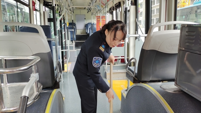 抬车救人公交女司机获“天天正能量奖”，要把5000元奖金捐给受伤代驾