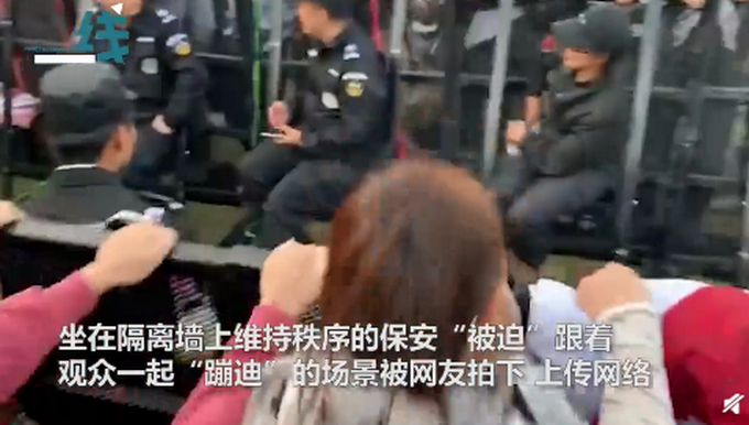 电音节上的保安小哥被迫蹦迪：面无表情坐在栏杆上被观众疯狂摇晃