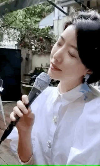 李亚鹏女友酒吧门口唱歌，两人许久未同框