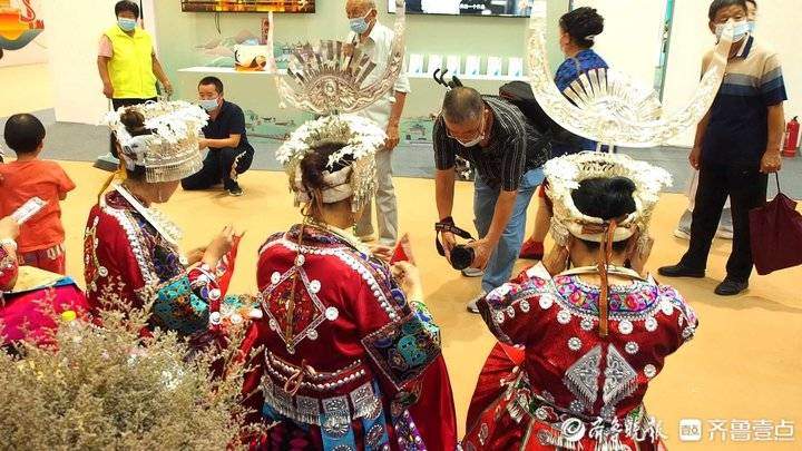 文博会苗绣手造展示，苗族女孩绣嫁衣场景再现