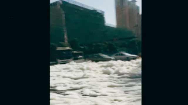 西安一路口涌出大量泡沫 环保局：初步判定没有毒害