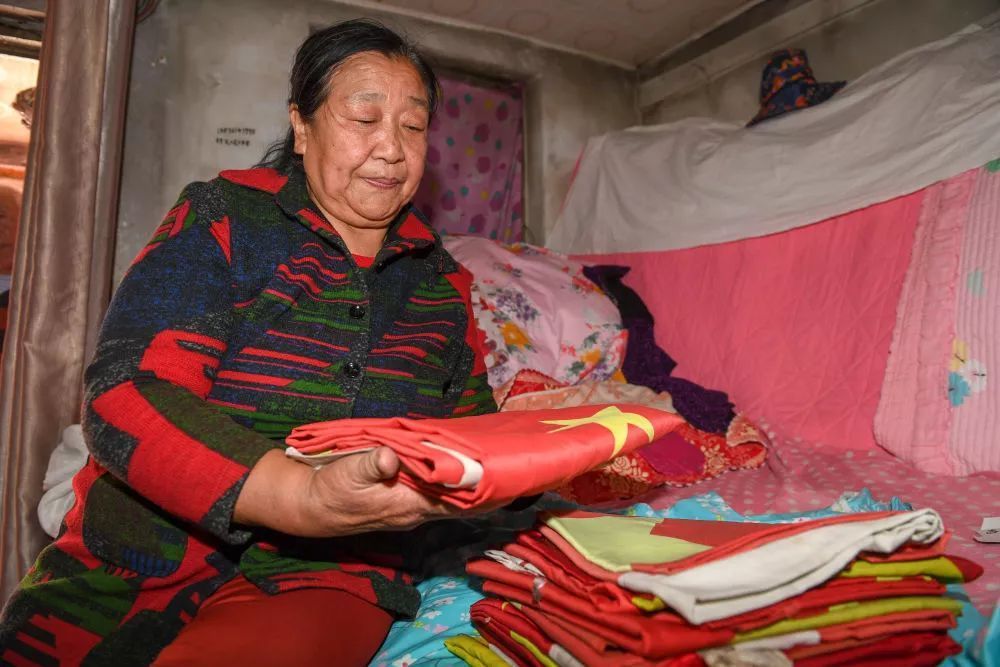 七旬夫妻每天升国旗，原因叫人肃然起敬……