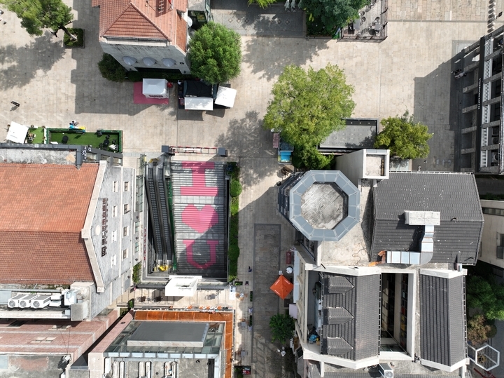 俯瞰济南经三路上的浪漫