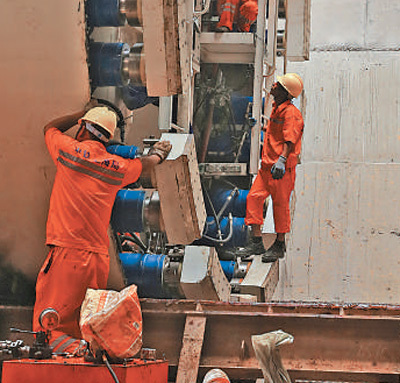 加快在建和新开工项目建设进度（统筹抓好改革发展稳定各项工作）