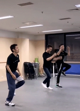 尼格买提|央视主持男团合体练劲舞，撒贝宁康辉小尼动作堪比广播体操